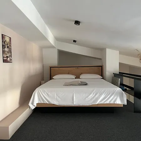 Апартаменты Modern Duplex Loft In Center With 3 Bedrooms Скопье