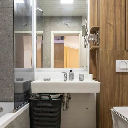 Апартаменты Modern Duplex Loft In Center With 3 Bedrooms Скопье