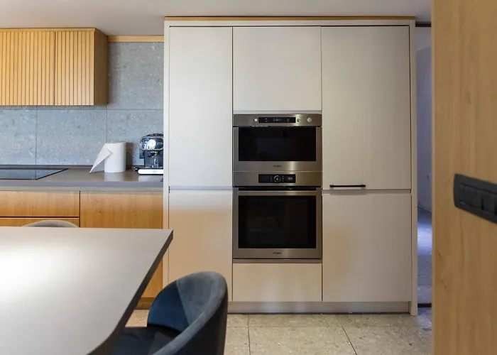 Апартаменти Modern Duplex Loft In Center With 3 Bedrooms *