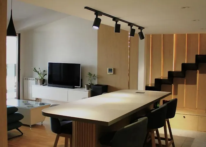 Modern Duplex Loft In Center With 3 Bedrooms *