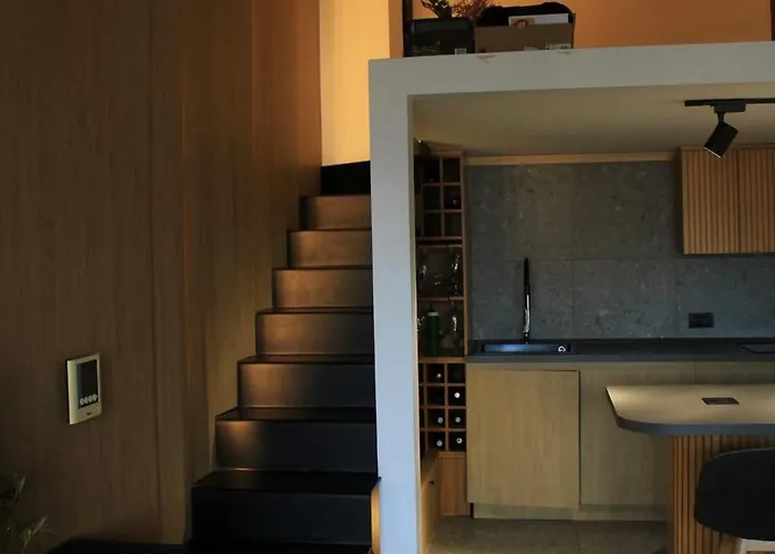 Апартаменти Modern Duplex Loft In Center With 3 Bedrooms