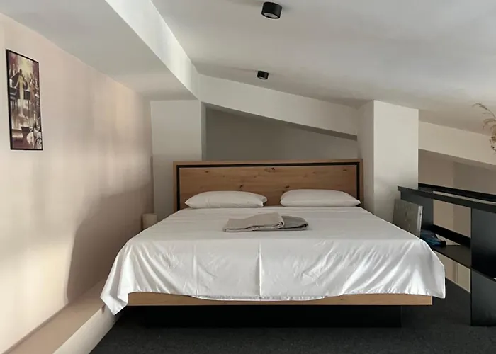 Апартаменти Modern Duplex Loft In Center With 3 Bedrooms Скоп'є