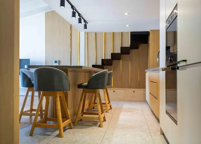 Modern Duplex Loft In Center With 3 Bedrooms *