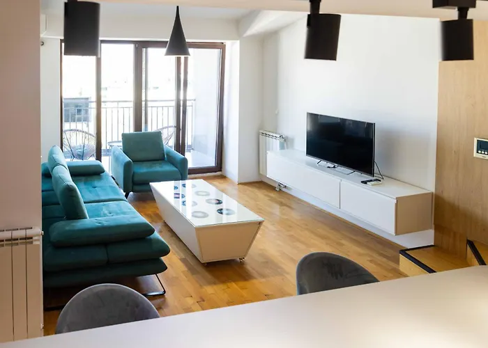 Апартаменти Modern Duplex Loft In Center With 3 Bedrooms Скоп'є