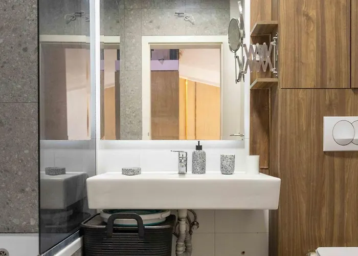 Апартаменти Modern Duplex Loft In Center With 3 Bedrooms Скоп'є