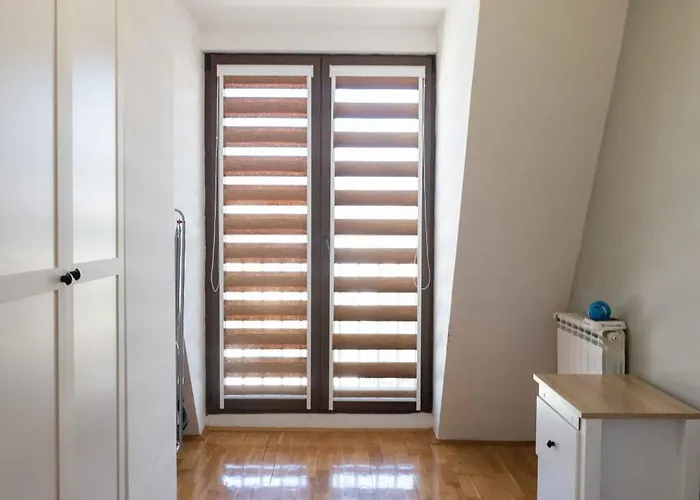 Апартаменти Modern Duplex Loft In Center With 3 Bedrooms *